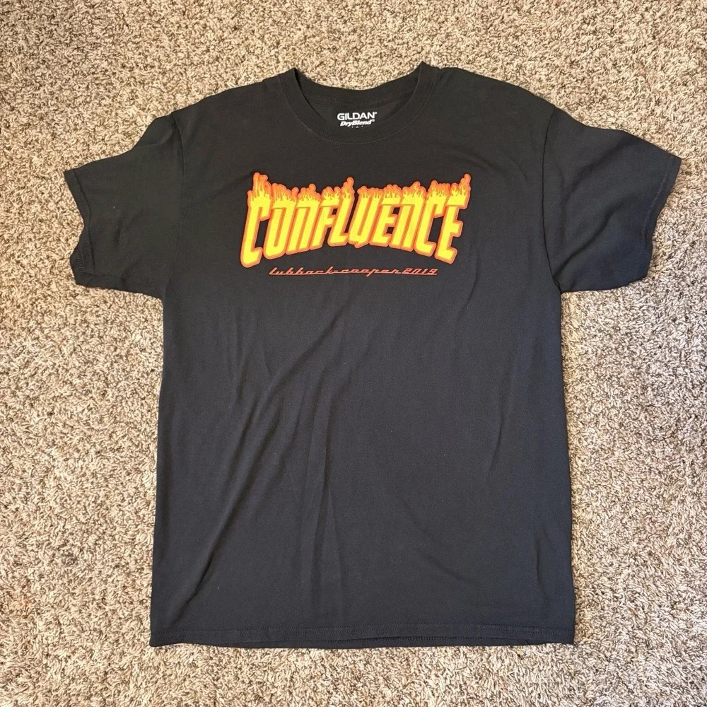 Gildan DryBlend Confluence Lubbock Con 2019 Flame Graphic T-Shirt Mens Black L